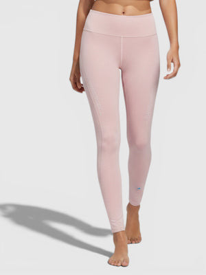 Model mengenakan legging olahraga high-rise berwarna merah muda dari FTFO || BIG BRAND LOW PRICE dengan atasan putih