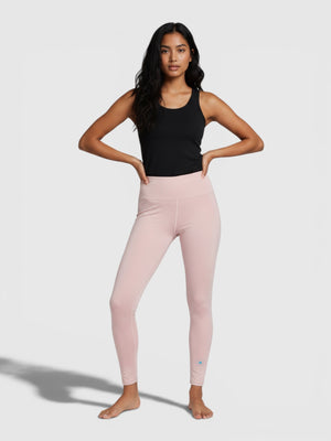 Model mengenakan legging olahraga FTFO || BIG BRAND LOW PRICE berwarna pink muda dengan desain high-rise dan fit ketat.