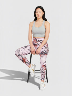Model wanita mengenakan legging yoga Adidas FTFO || BIG BRAND LOW PRICE bermotif abstrak pink dengan atasan abu-abu