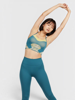 Model FTFO || BIG BRAND LOW PRICE mengenakan set yoga seamless biru dengan aksen kuning untuk dukungan medium.