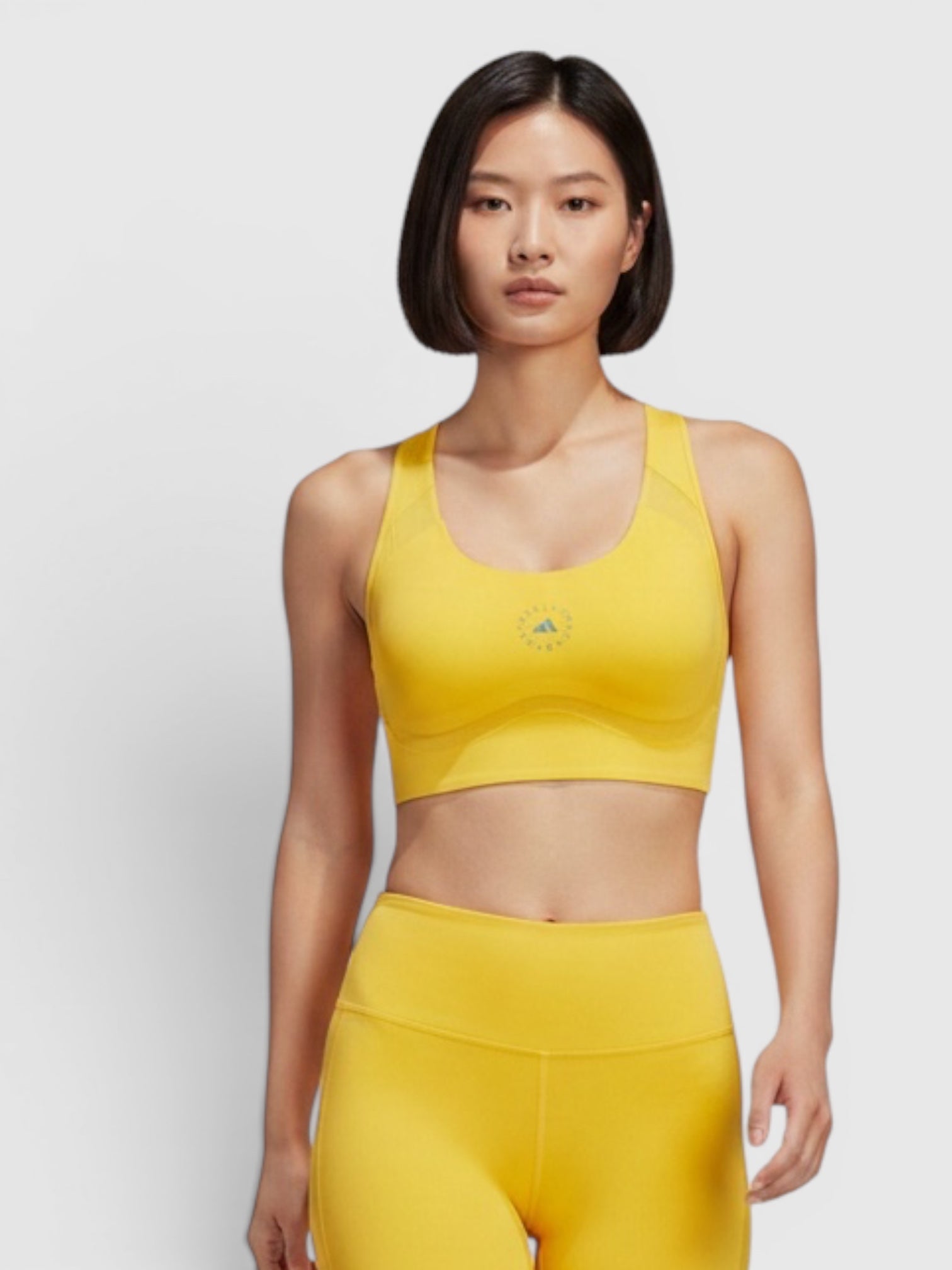 Model mengenakan set olahraga kuning FTFO || BIG BRAND LOW PRICE terdiri dari sports bra high-support dan celana legging