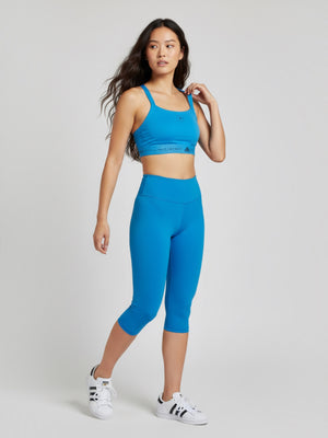 Model mengenakan FTFO || BIG BRAND LOW PRICE Adidas by Stella McCartney sport bra biru dengan legging senada