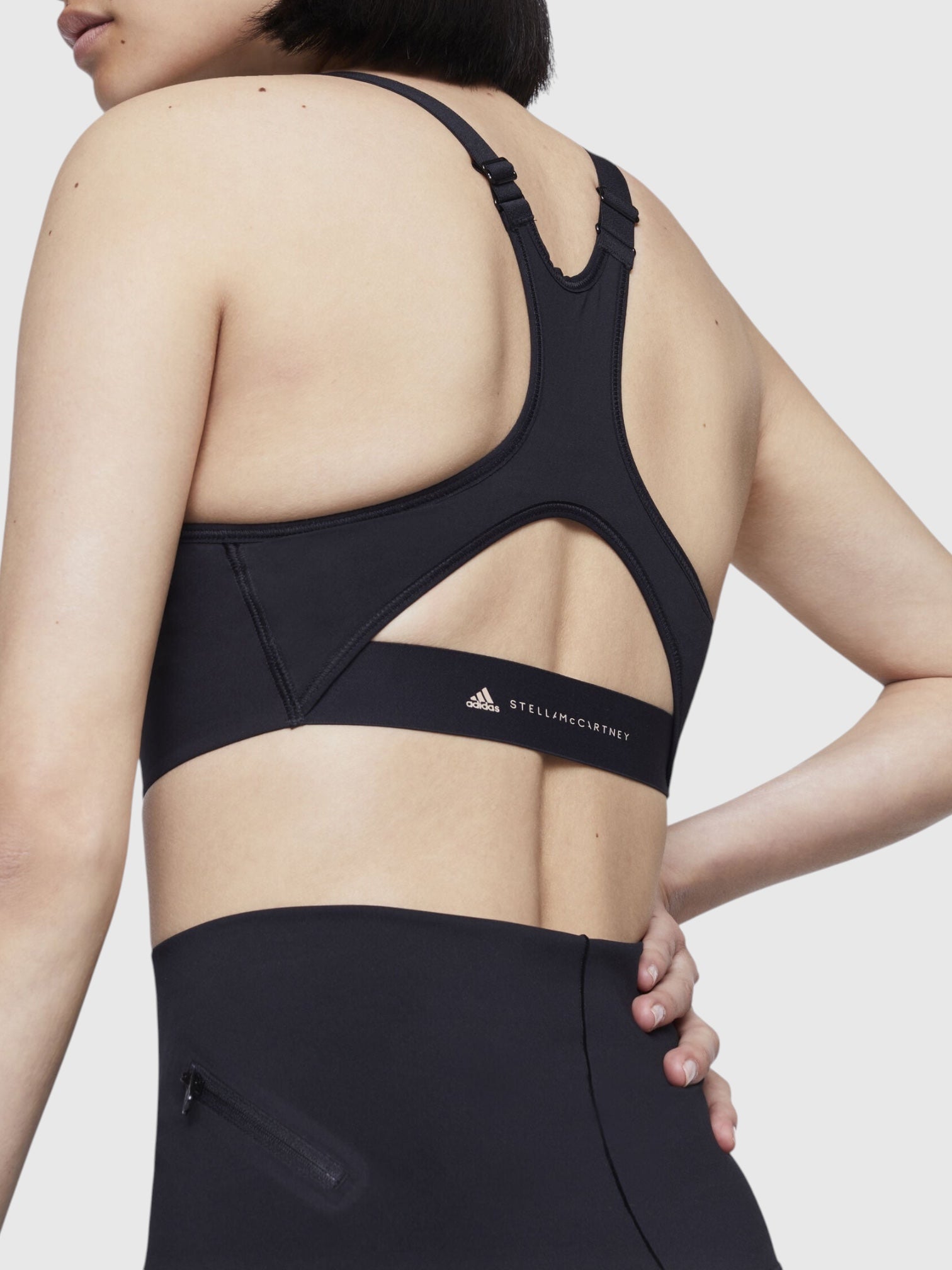 Sport bra hitam Adidas by Stella McCartney dengan desain racerback dan detail logo di FTFO || BIG BRAND LOW PRICE
