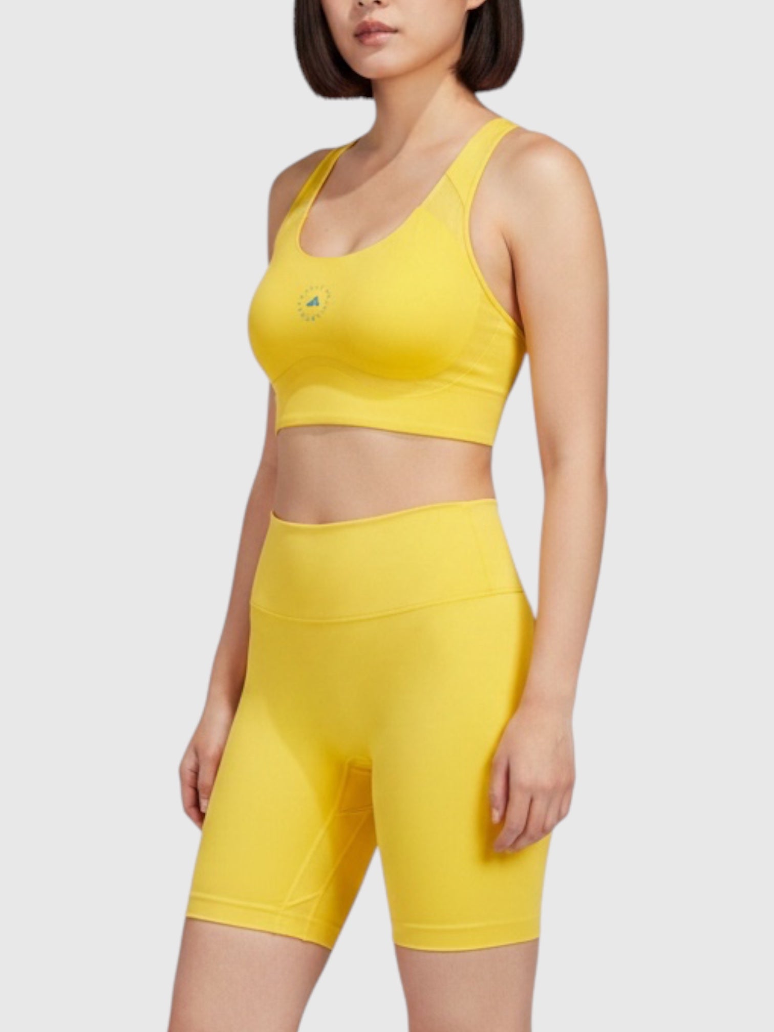 Model mengenakan sport bra kuning FTFO || BIG BRAND LOW PRICE dengan teknologi AEROREADY untuk olahraga intensitas tinggi