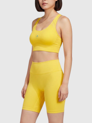 Model mengenakan sport bra kuning FTFO || BIG BRAND LOW PRICE dengan teknologi AEROREADY untuk olahraga intensitas tinggi