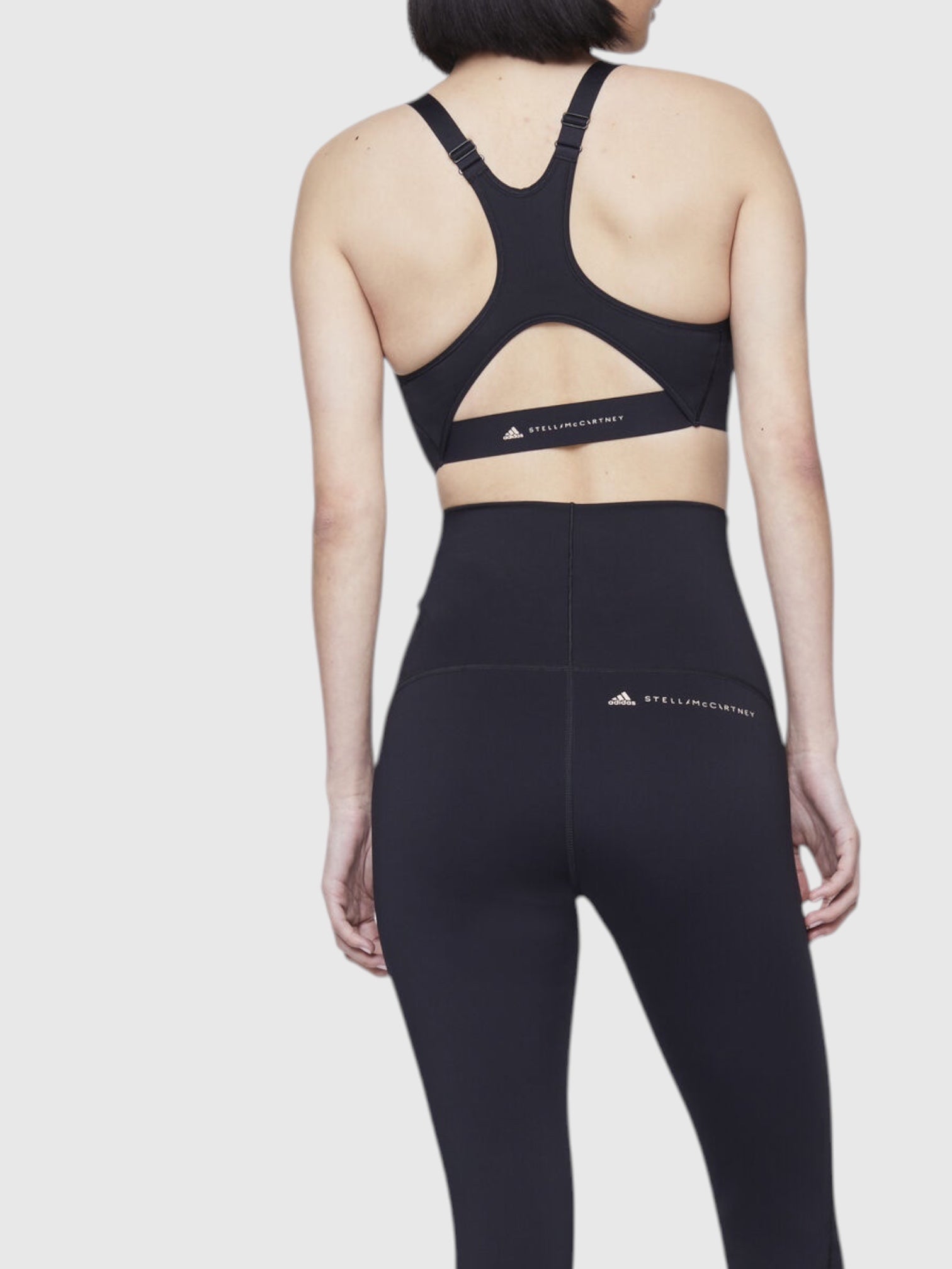 Model mengenakan sport bra hitam racerback Adidas by Stella McCartney TruePurpose dengan legging senada dari FTFO || BIG BRAND LOW PRICE