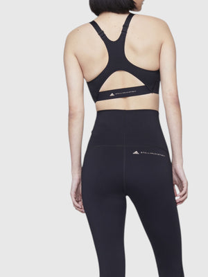Model mengenakan sport bra hitam racerback Adidas by Stella McCartney TruePurpose dengan legging senada dari FTFO || BIG BRAND LOW PRICE
