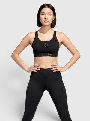 Model mengenakan Adidas by Stella McCartney TruePurpose sport bra hitam dengan detail laser-cut dari FTFO || BIG BRAND LOW PRICE