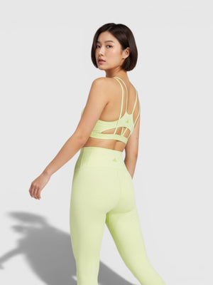 Model mengenakan set yoga FTFO || BIG BRAND LOW PRICE berwarna hijau muda dengan desain strappy back yang stylish